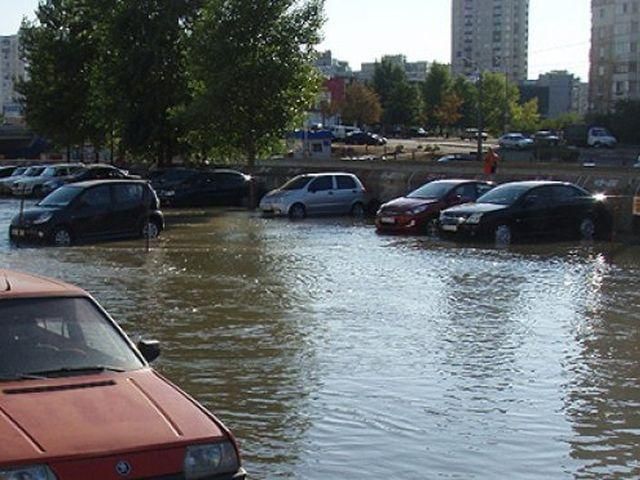У Києві "втонули" дві автостоянки (Фото) У Києві "втонули" дві автостоянки (Фото)