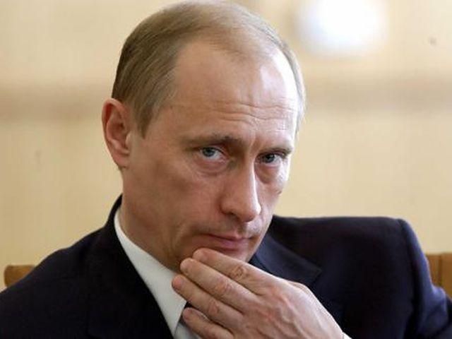 Священник поцеловал Путину руку (Видео) Священник поцеловал Путину руку (Видео)