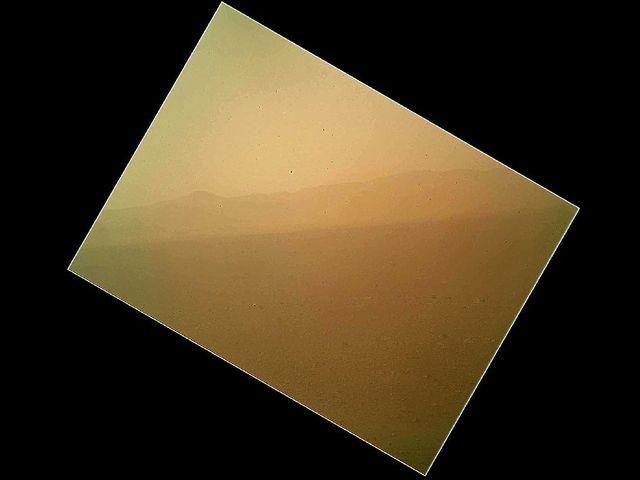 NASA опубликовало цветное изображение поверхности Марса (Фото)