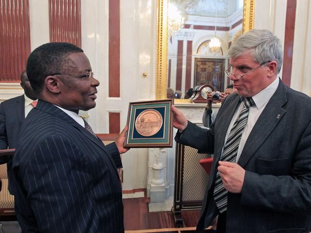 Депутати кенійського парламенту сидітимуть на кріслах за 3 тисячі доларів Депутати кенійського парламенту сидітимуть на кріслах за 3 тисячі доларів