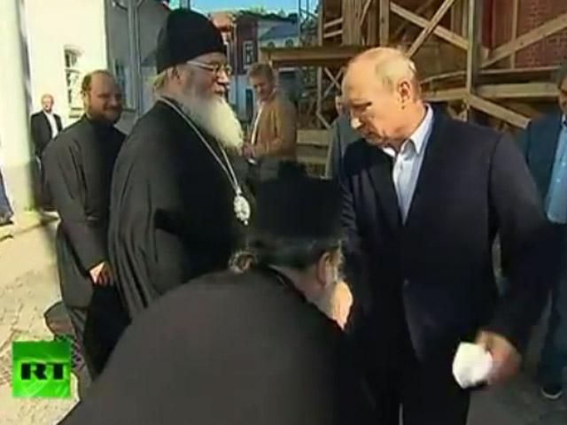 Священик, який цілував Путіну руку, каже виявив повагу до російського народу Священик, який цілував Путіну руку, каже виявив повагу до російського народу