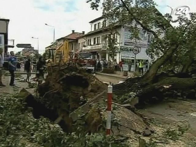 Кількасот поляків втратили житло через потужний буревій