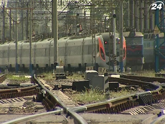 Укрзалізниця: через спеку рух потягів уповільнюється Укрзалізниця: через спеку рух потягів уповільнюється
