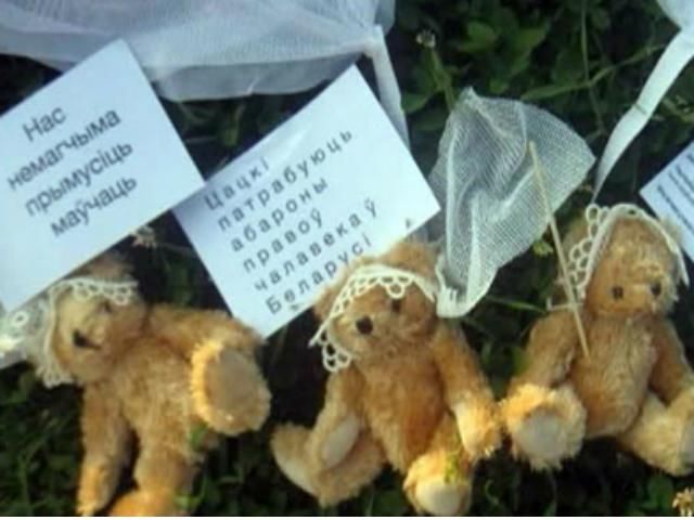 Білорусам за "плюшевий десант" зачитали обвинувачення Білорусам за "плюшевий десант" зачитали обвинувачення