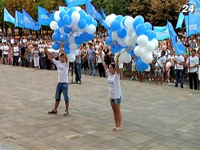 Подписание "языкового" закона в Луганске встретили песнями и шариками
