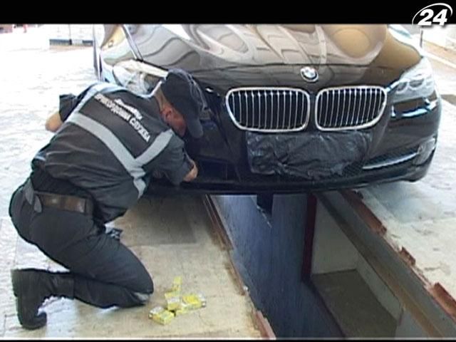 Чоловік намагався перевезти контрабанду сигарет на розкішній машині Чоловік намагався перевезти контрабанду сигарет на розкішній машині