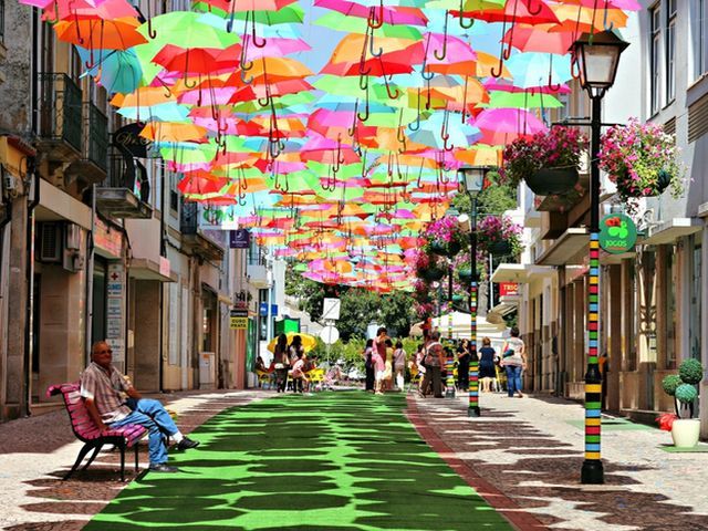 В Португалии - фестиваль зонтов
