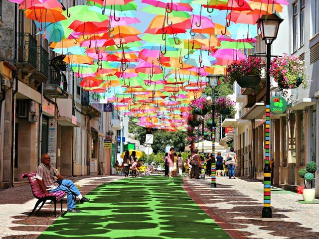 В Португалии - фестиваль зонтов В Португалии - фестиваль зонтов