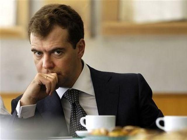 Медведев приехал на совещание на электровелосипеде (Фото)