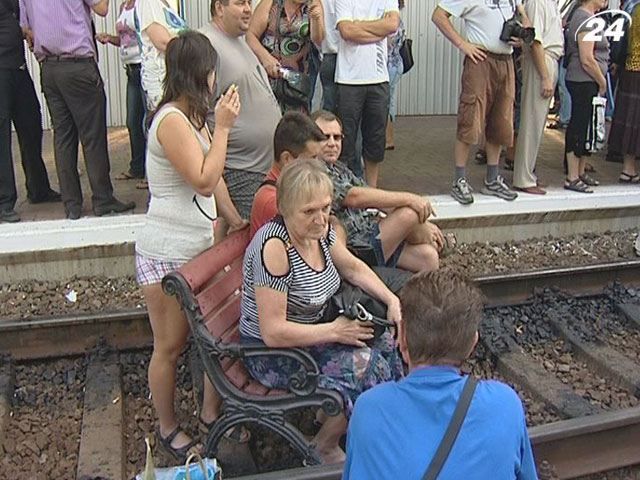 На Харьковщине пассажиры перекрыли путь белгородскому поезду