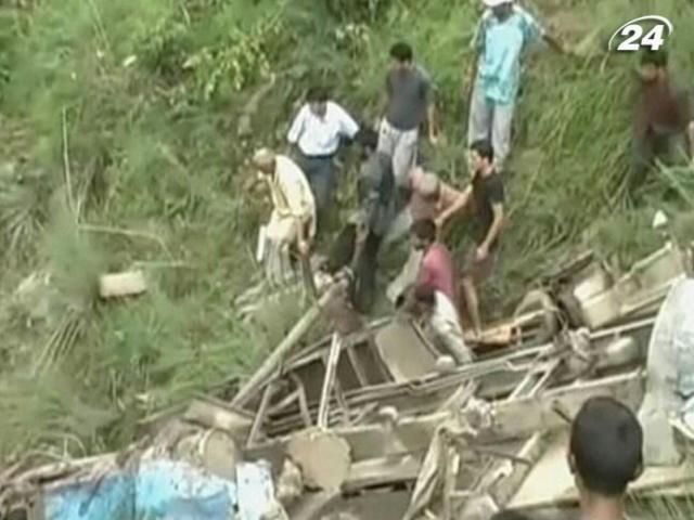 В Индии автобус с 50-ю пассажирами упал в пропасть В Индии автобус с 50-ю пассажирами упал в пропасть