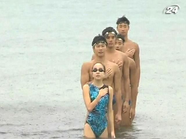 Корейцы устроили патриотический заплыв к спорным с Японией островам Корейцы устроили патриотический заплыв к спорным с Японией островам