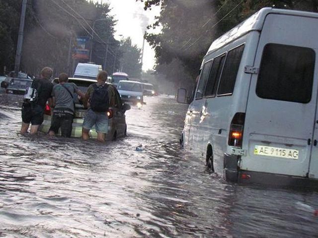 Вулицями Дніпропетровська плавають авто (Відео, Фото)