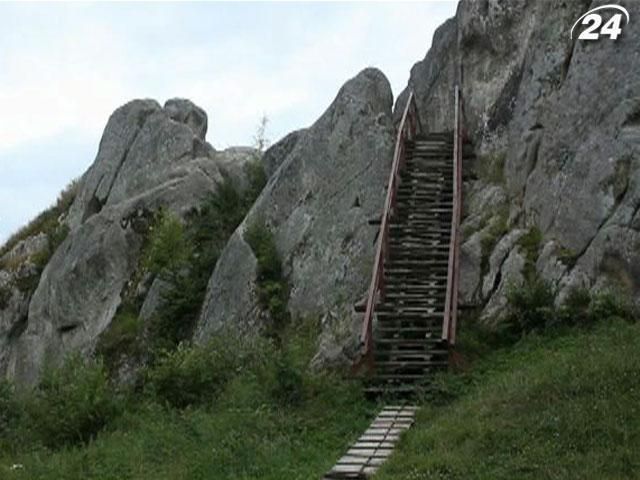 Тустань - наскельне місто-фортеця, яке немає аналогів у Європі Тустань - наскельне місто-фортеця, яке немає аналогів у Європі