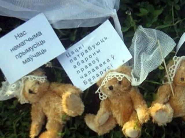 Організатори "плюшевого десанту" бояться їхати на допит до Мінська Організатори "плюшевого десанту" бояться їхати на допит до Мінська