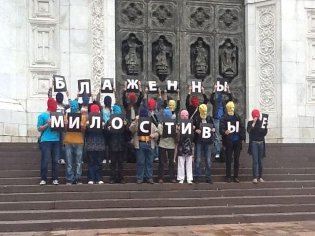 У Москві розігнали акцію на підтримку Pussy Riot (Відео)