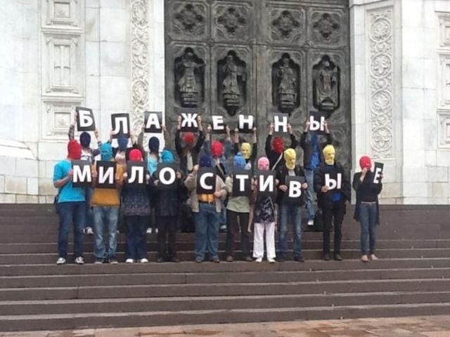 В Москве разогнали акцию в поддержку Pussy Riot (Видео)