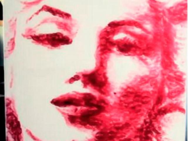 Американська художниця малює картини поцілунками (Відео) Американська художниця малює картини поцілунками (Відео)