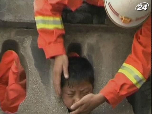В Китае спасли мальчика, который не смог вытянуть голову из балюстрады