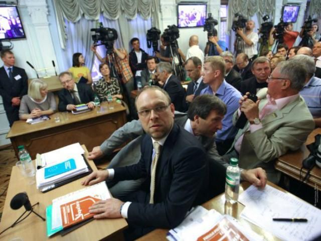 Суд Тимошенко захищають автозаками і бійцями Беркута (Фото) Суд Тимошенко захищають автозаками і бійцями Беркута (Фото)