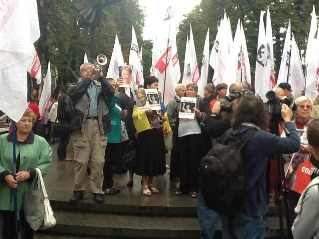 Біля Вищого спецсуду зібралися прихильники Тимошенко (Фото) Біля Вищого спецсуду зібралися прихильники Тимошенко (Фото)