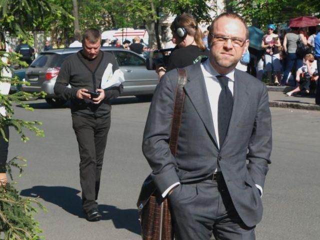 ласенко пояснил на бутылке воды, чем нужно уволить Тимошенко