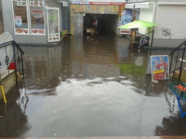 У Києві через дощ заблоковано підходи до метро "Позняки" (Фото) - 16 серпня 2012 - Телеканал новин 24 У Києві через дощ заблоковано підходи до метро "Позняки" (Фото) - 16 серпня 2012 - Телеканал новин 24