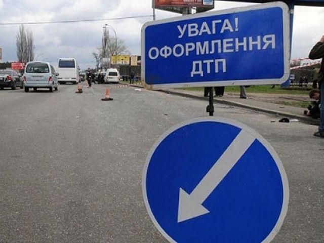 У Києві вантажівка протаранила маршрутку: є постраждалі