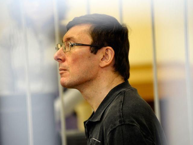 Судья зачитывает приговор. Луценко беседует с Турчиновым Судья зачитывает приговор. Луценко беседует с Турчиновым