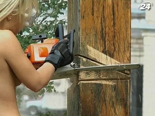 История установления креста, который спилила активистка Femen, пока неизвестна История установления креста, который спилила активистка Femen, пока неизвестна