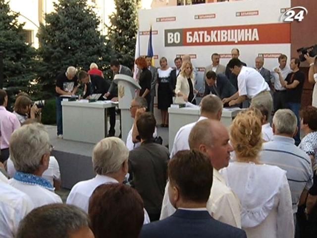 Соціологи: "Батьківщина" і Партія регіонів - лідери виборчих перегонів Соціологи: "Батьківщина" і Партія регіонів - лідери виборчих перегонів