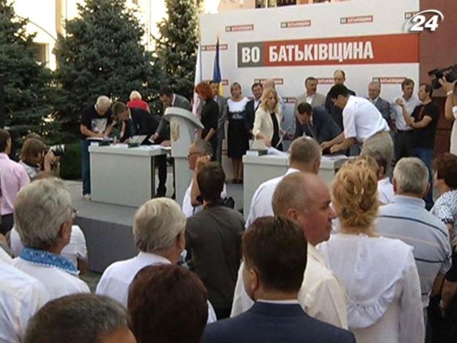 Социологи: "Батькивщина" и Партия регионов - лидеры избирательной гонки