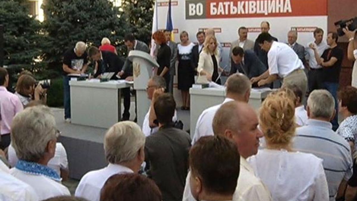 Социологи: "Батькивщина" и Партия регионов - лидеры избирательной гонки Социологи: "Батькивщина" и Партия регионов - лидеры избирательной гонки