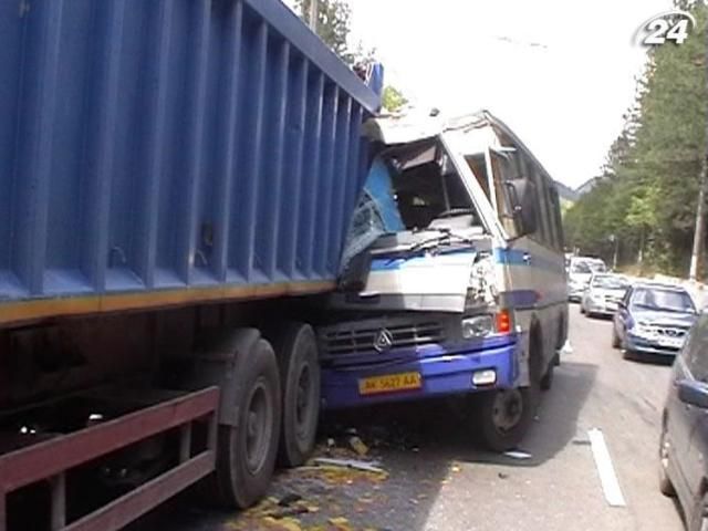 Рейсовый автобус в Крыму врезался в грузовик: есть пострадавшие
