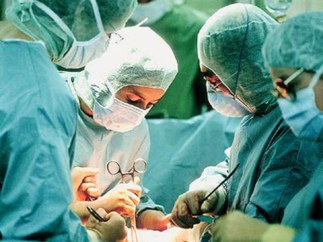 Українські хірурги провели унікальну операцію на нирці 
