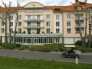 Пьяные шведы бежали из ресторана на гольфмобиле Пьяные шведы бежали из ресторана на гольфмобиле