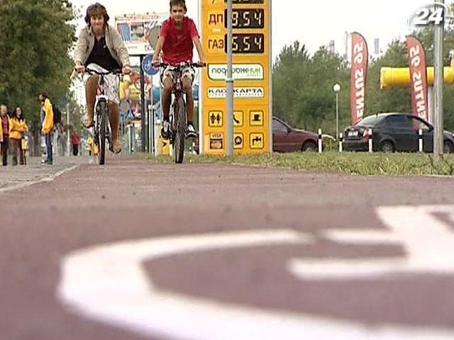В Києві з’явилася перша велодоріжка