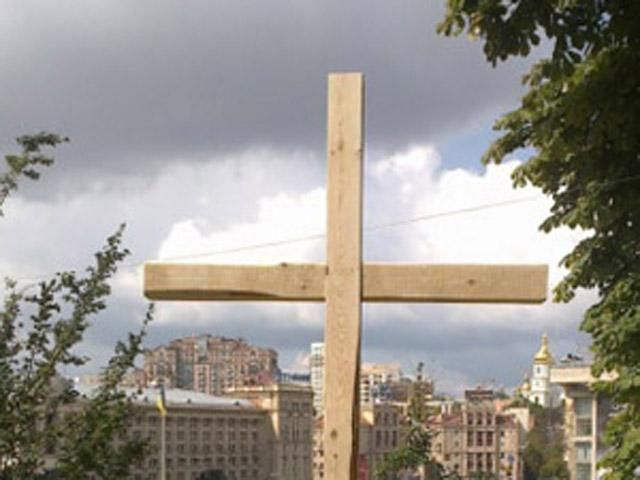 Крест, который спилили FEMEN, восстановили (Фото)