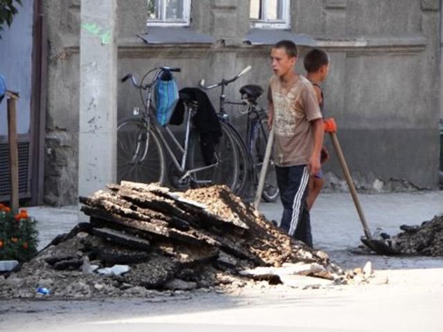 Брат Балоги использует детский труд, чтобы ремонтировать дороги