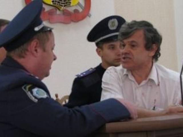 Чоловік, який покусав трьох людей, йде у Раду Чоловік, який покусав трьох людей, йде у Раду