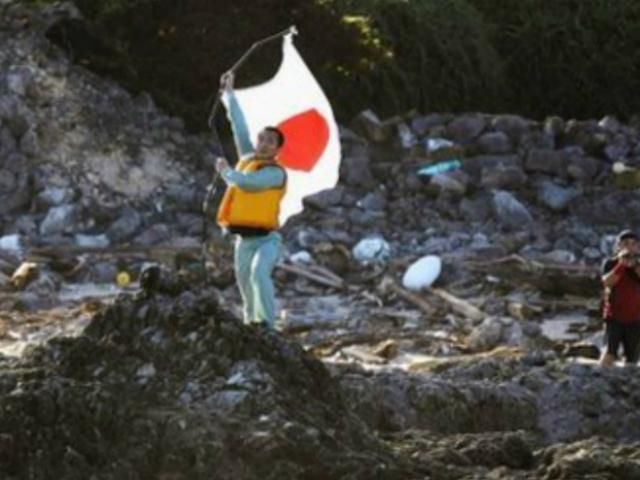 Японцы подняли свой флаг на территории спорной с Китаем