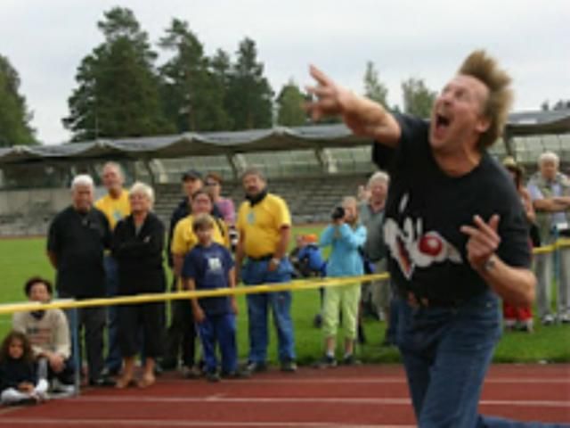 Підліток з Фінляндії метнув телефон на 100 метрів Підліток з Фінляндії метнув телефон на 100 метрів