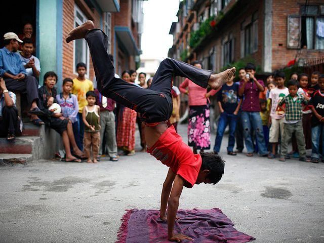 У Непалі живуть діти-акробати (Фото)