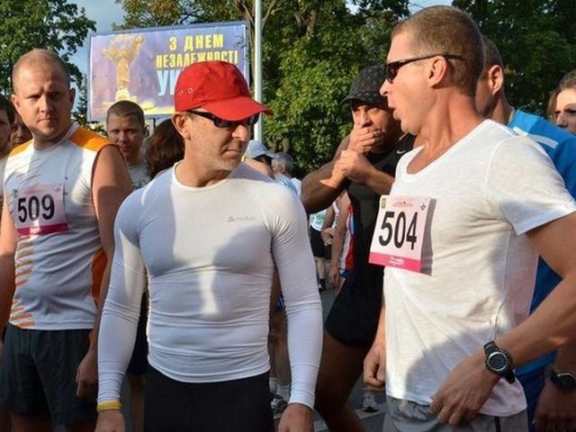 Харьковский мэр пробежал марафон в сопровождении охраны (Фото)