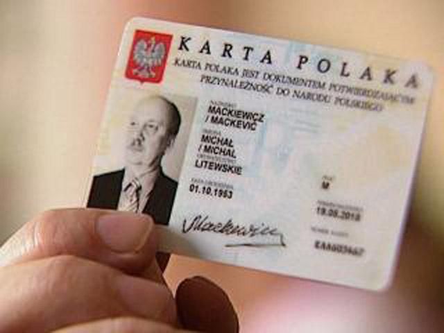 Польский паспорт могут получить 30 тысяч украинцев