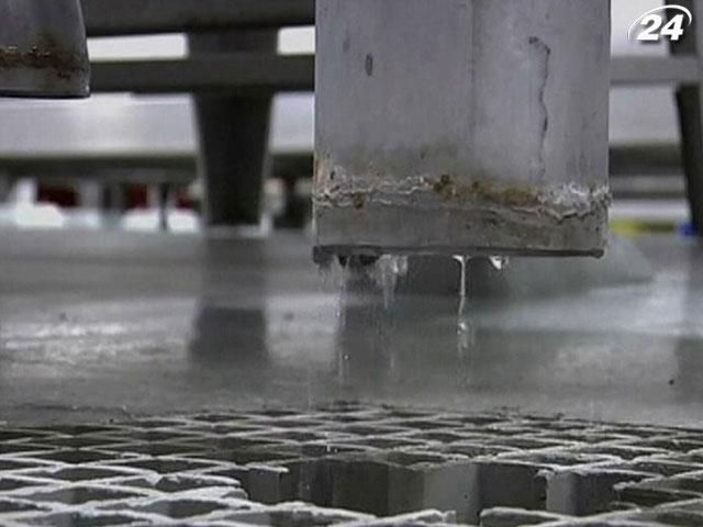 Супермаркети продають воду з-під крана, розлиту в пляшки Супермаркети продають воду з-під крана, розлиту в пляшки