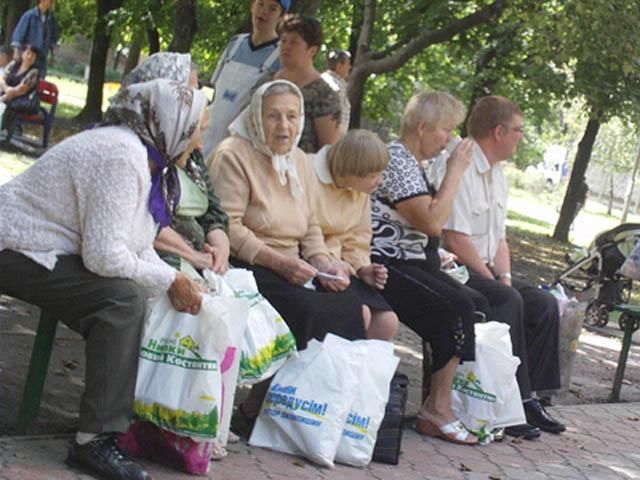 Кандидат в депутати роздавав київським бабусям мед і горнятка (Фото)