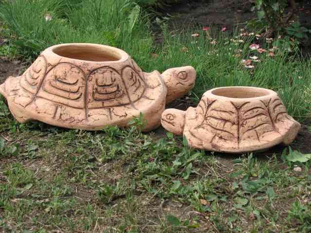 Две британки накормили керамическую черепаху овощами Две британки накормили керамическую черепаху овощами