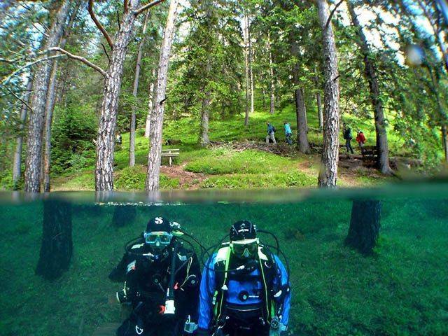 В Австрії щорічно парк перетворюється на озеро (Фото) В Австрії щорічно парк перетворюється на озеро (Фото)