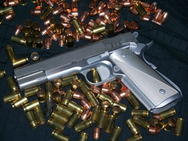 В Москве восьмиклассник гулял с боевым пистолетом В Москве восьмиклассник гулял с боевым пистолетом